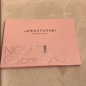 Selling Anastasia Nicole Guerriero Glow Kit
